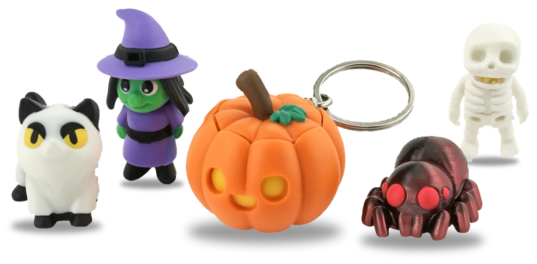 Az öt Halloween figura egymás mellett: pók, csontváz, tök kulcstartó, boszorkány és a lepedős szellemmacska